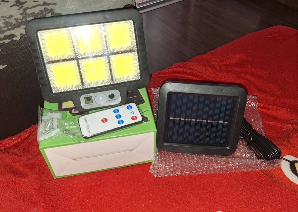 Set 2 bucăți lămpi solare cu fir si senzor de mișcare,  firul are o lungime de aproximativ 5 metri.