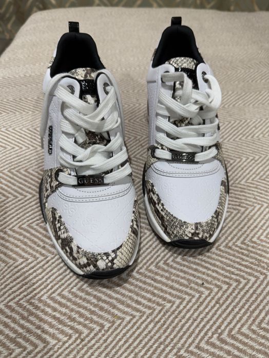 Маратонки на GUESS