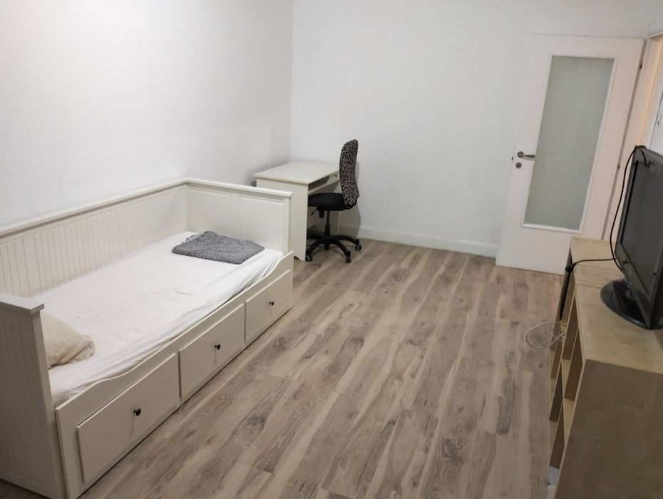 Vând apartament 3 camere decomandat strada cap. Ivan Anghelache etaj 1