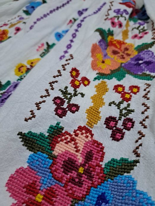 Costum popular autentic cusut manual