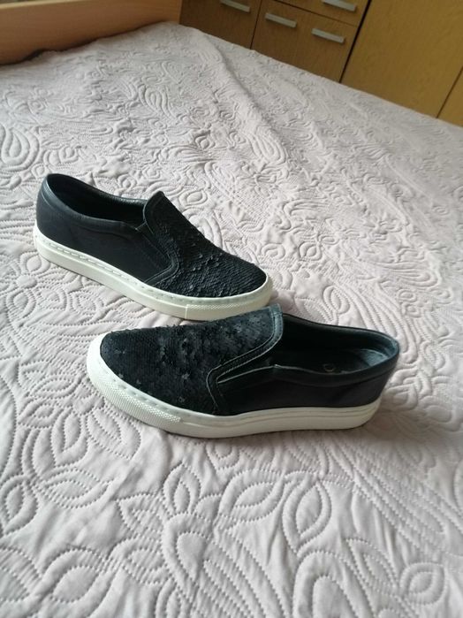 Продават се дамски обувки.