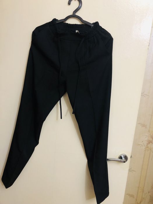 Черные брюки на резинке