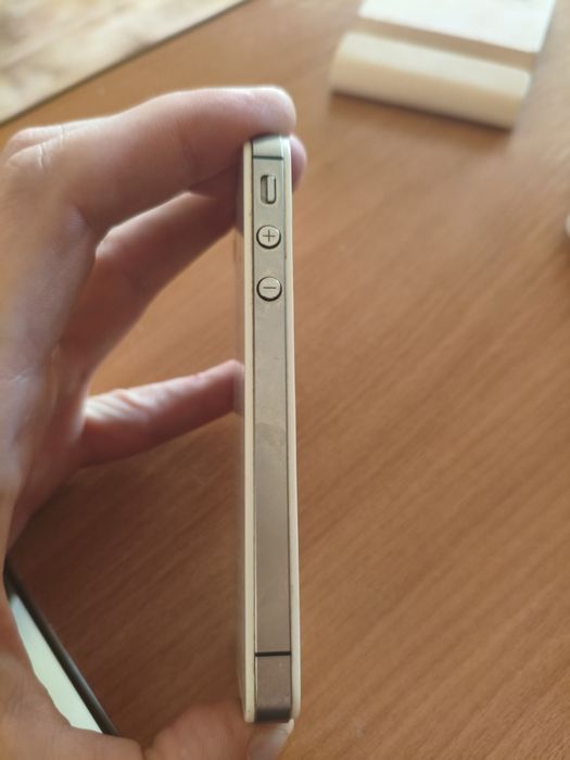 Iphone 4  продам