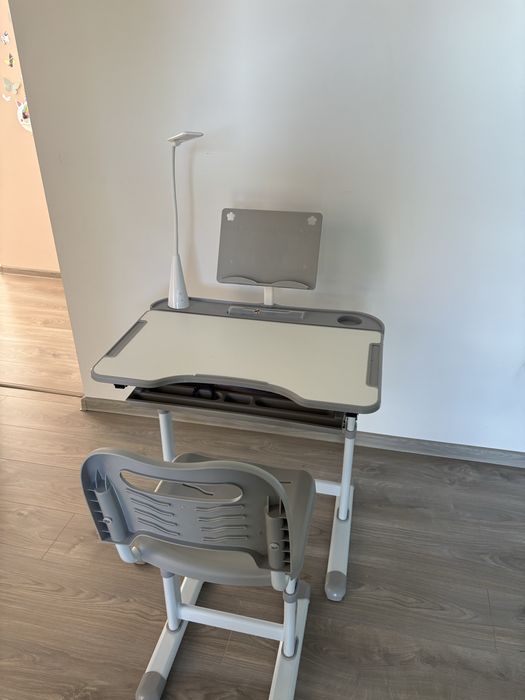 HOMCOM Set Birou și Scaun pentru Copii (6-12 Ani), Birou Ergonomic cu Înălțime Reglabilă, Lampă LED și Blat Înclinabil la 45 Grade