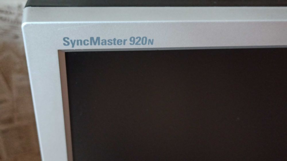 Монитор samsung 920vn на спец подставке 19".