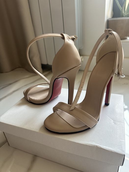 Нови бежови сандали на тънък ток. Размер 39