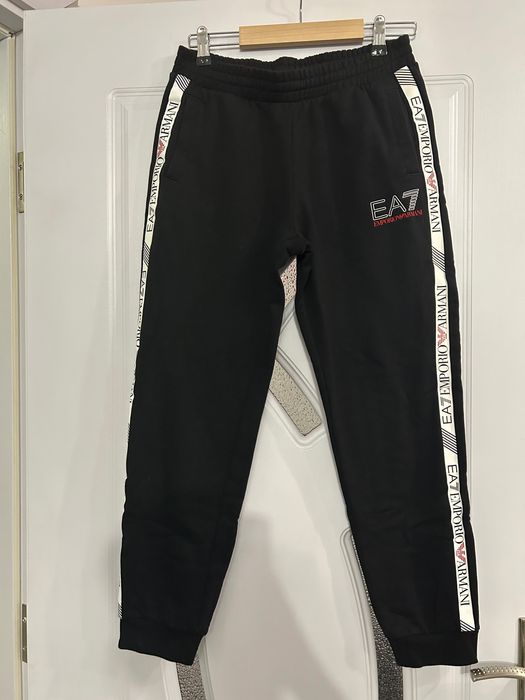 Оригинален екип EA7