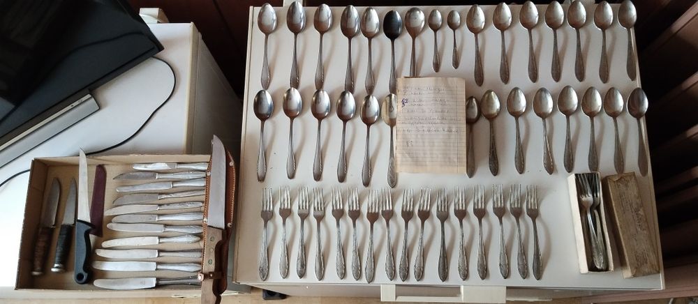 Лот 87 вил,57 лъж,11 ножа за хранене и 3 ножа за рязане на месо и хр.