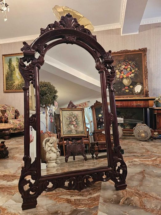 Oglinda cu rama din lemn de mahon.