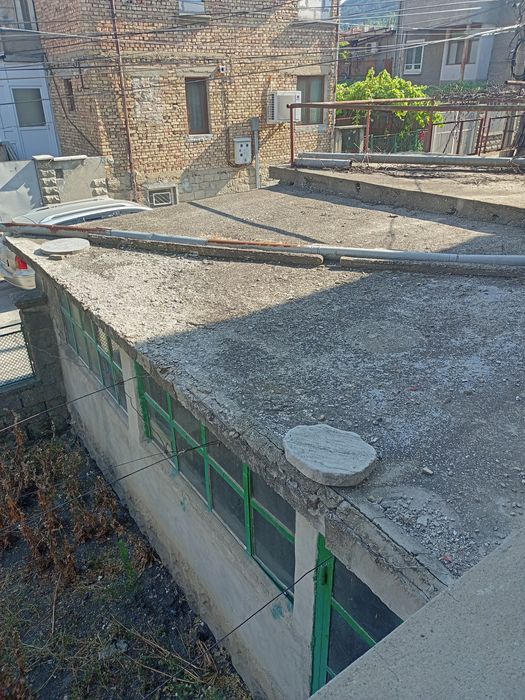 Продавам етаж от къща до басейна с гараж  136000 €.