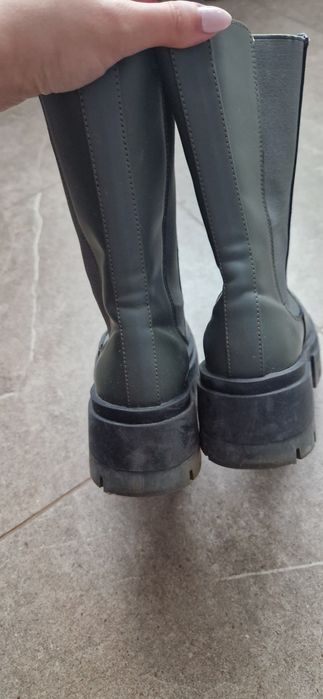 Гумени зелени боти и естествена кожа сандали