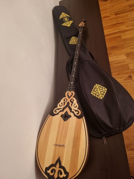 Домбра, национальный музыкальный инструмент.