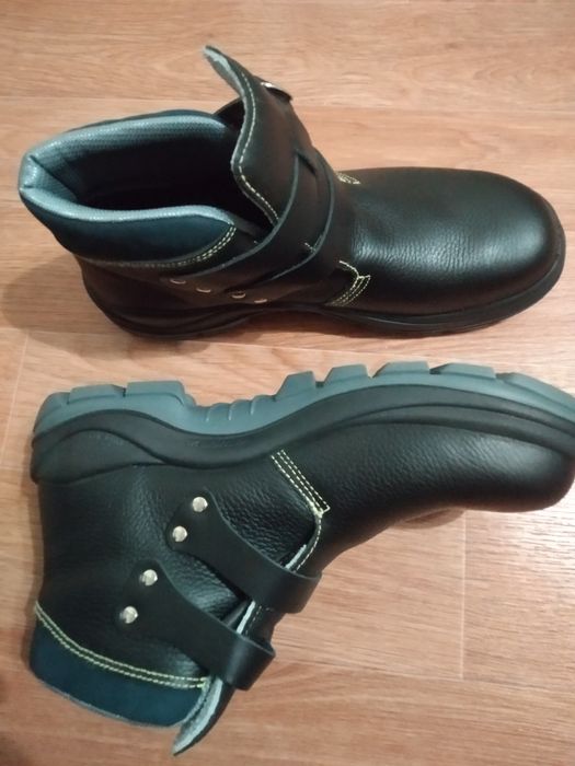 Продам новые рабочие мужские ботинки