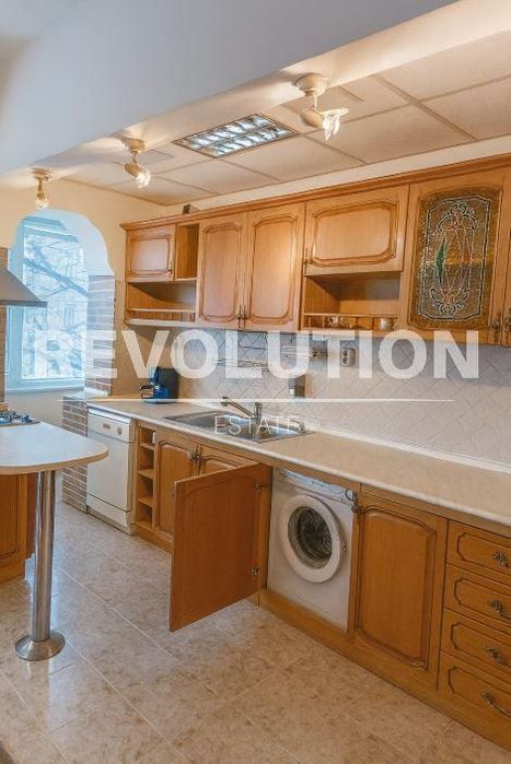 Тристаен апартамент в района на Спортна зала!