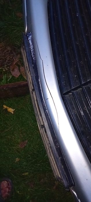 Vând spoiler + grilă mercedes w211 nfl defecte se văd în poze