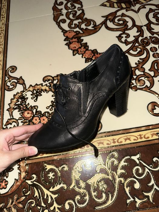 Стильные черные кожаные ботильоны