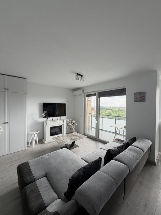inchiriez apartamen cu 3 camere
