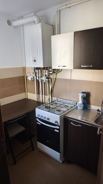 Închiriez garsonieră Matei, balcon, centrală, mobilat și utilat