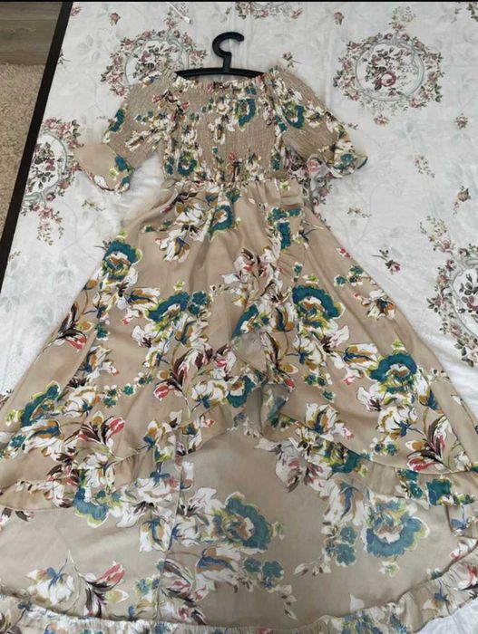 Vand rochie eleganta cu volane