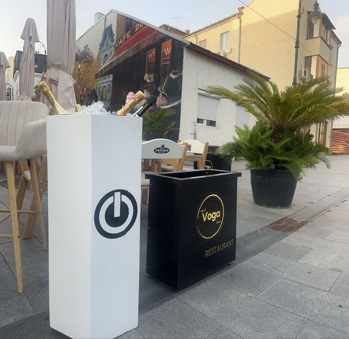 Bar mobil luminat cu mese de cocktail luminate