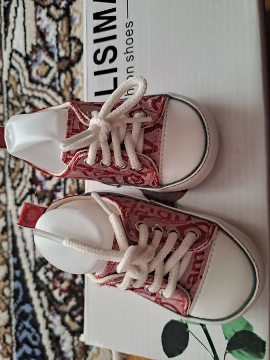 Янги кийилмаган болалар учун оёк кийим