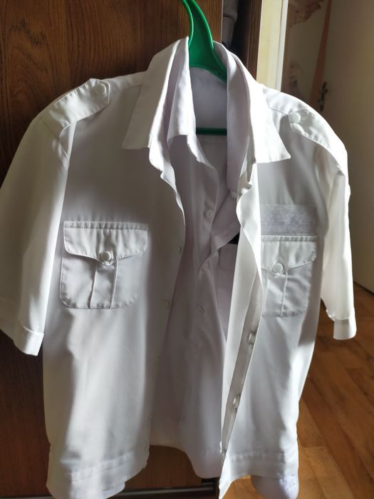 Продам рубашку белую с коротким рукавом