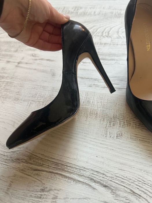 Продавам черни лачени токчета