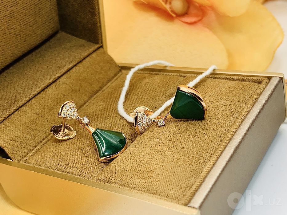Современные золотые серьги Bvlgari
