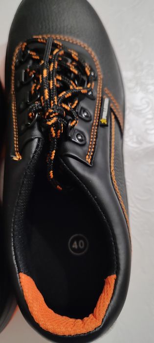 Работни обувки с метално бомбе.