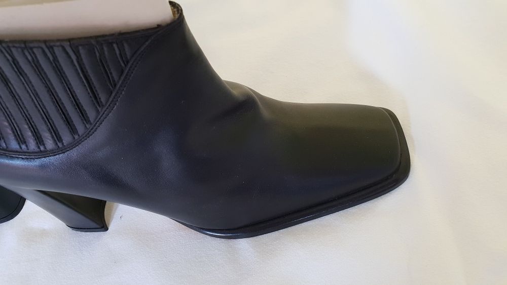 Продавам кожени боти с квадратен връх ,нови Испания