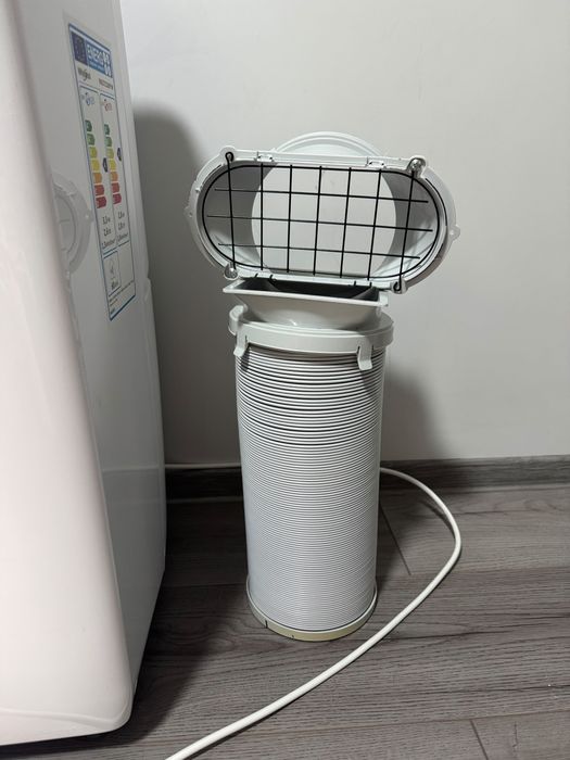 Vând aparat de aer condiționat portabil Whirlpool PACF212HP W – stare foarte bună