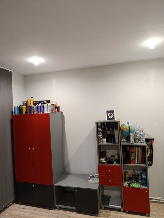 Пълно обзавеждане, легло с матрак, гардероб, рафт и два шкафа