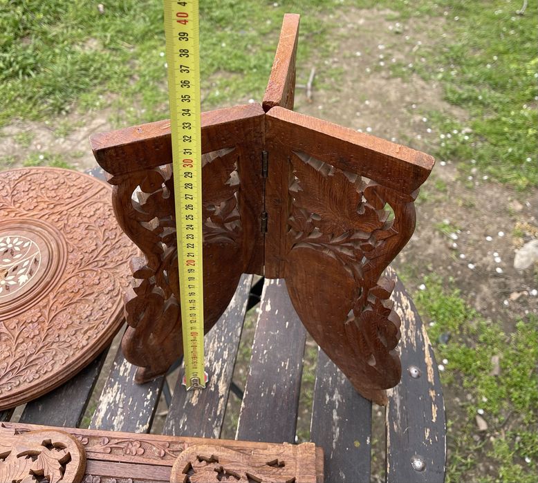 Măsuță rotundă, suport pentru cărti sculptat