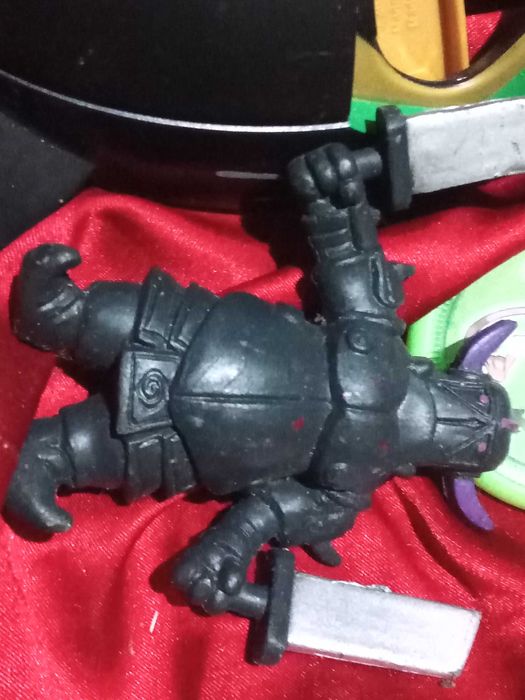 Цял лот от фигурки