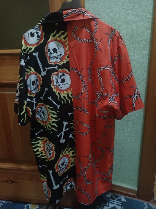 Яркая рубашка с черепами