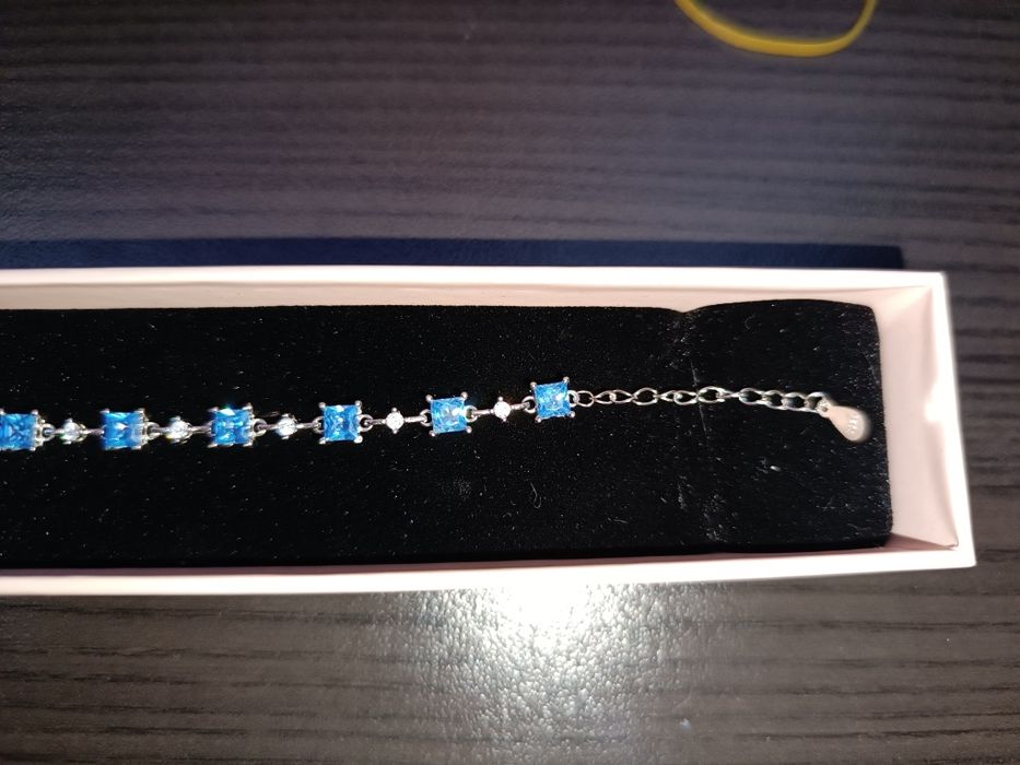 Сребърна гривна със син топаз