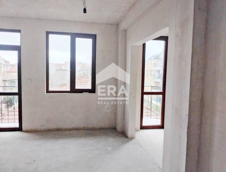 Просторен  три спален апартамент в готова сграда с включено парко мяст