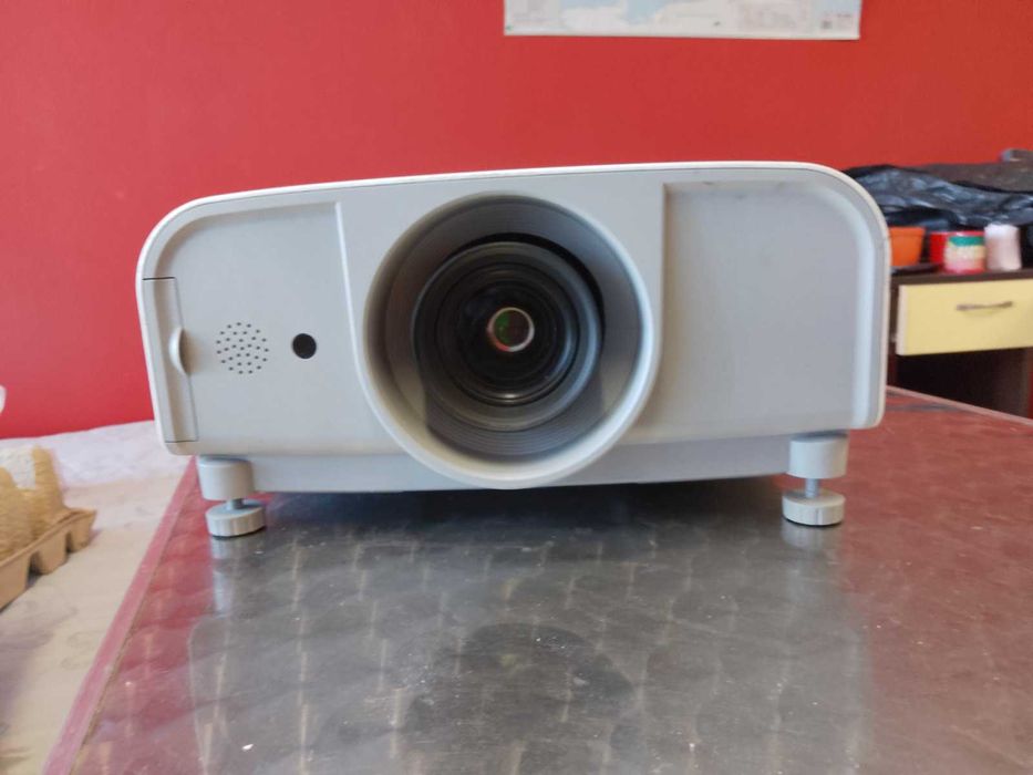Продавам проектори-2 броя