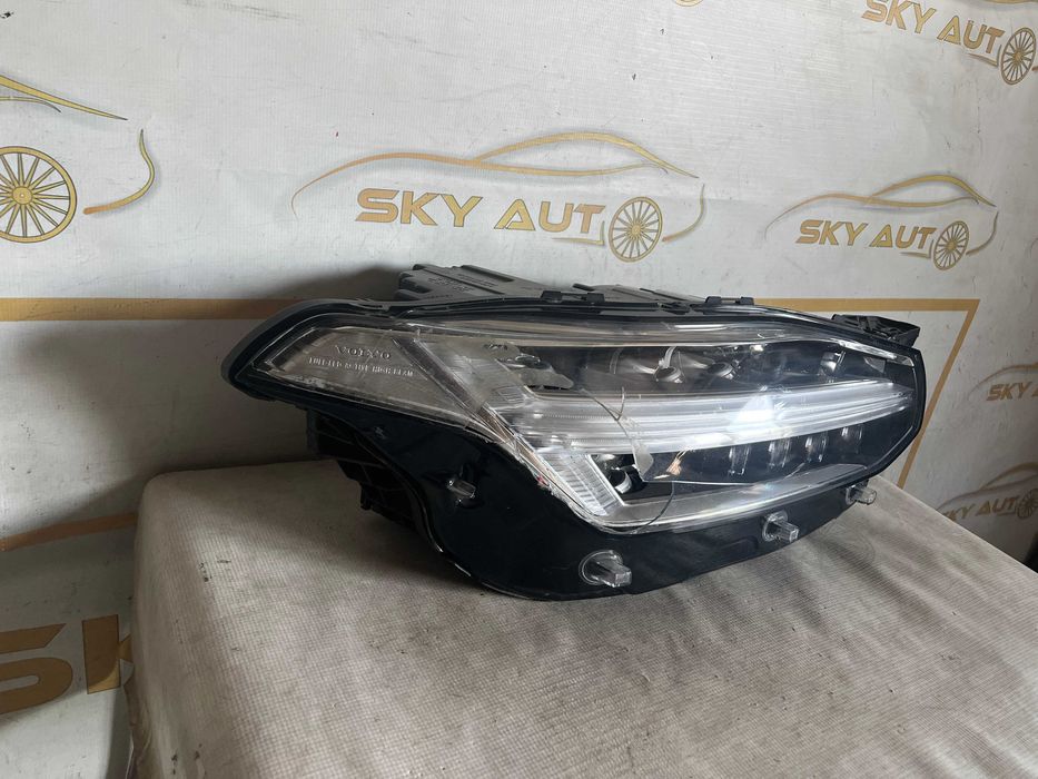 Far dreapta full led Volvo XC90 dupa 2015 cod 32228297