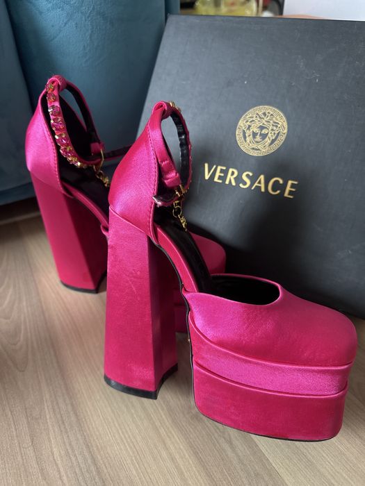 Туфли versage сатылады. 6000тг