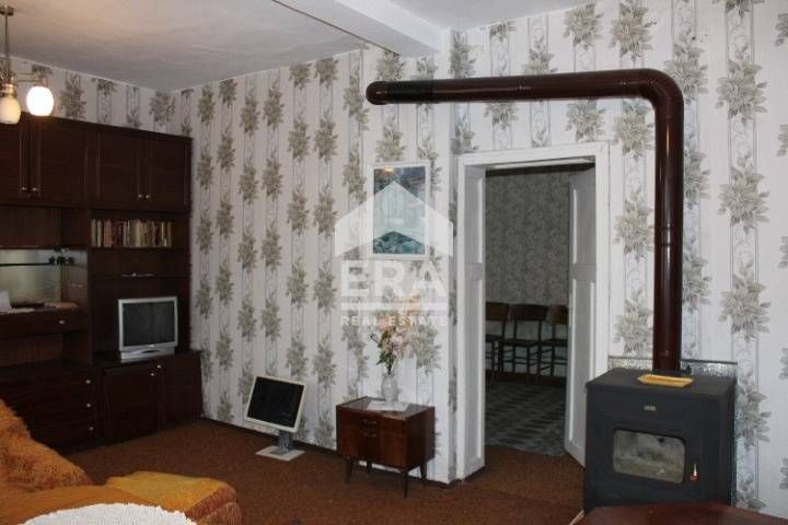 Къща със селскостопански постройки и масивен гараж в село Подвис