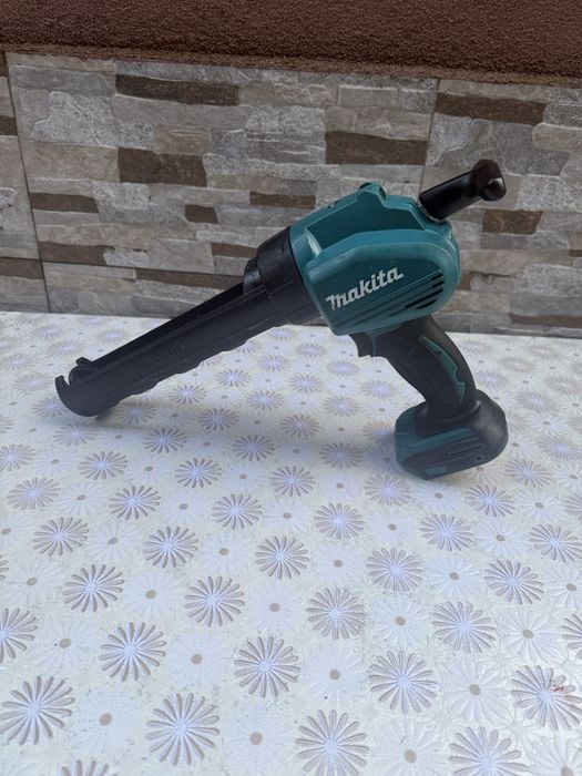 Акумулаторен пистолет за силикон MAKITA DCG180Z