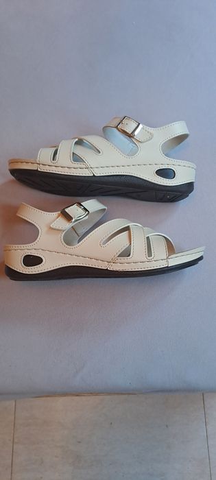 Сандали в цвят светло бежово