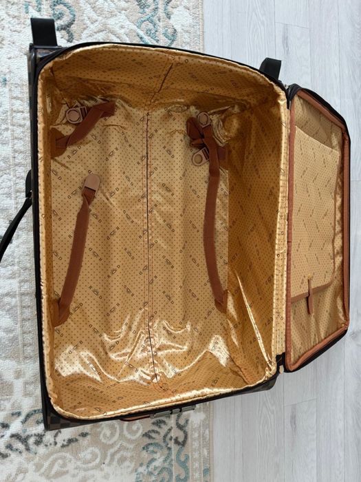 Продам средний чемодан