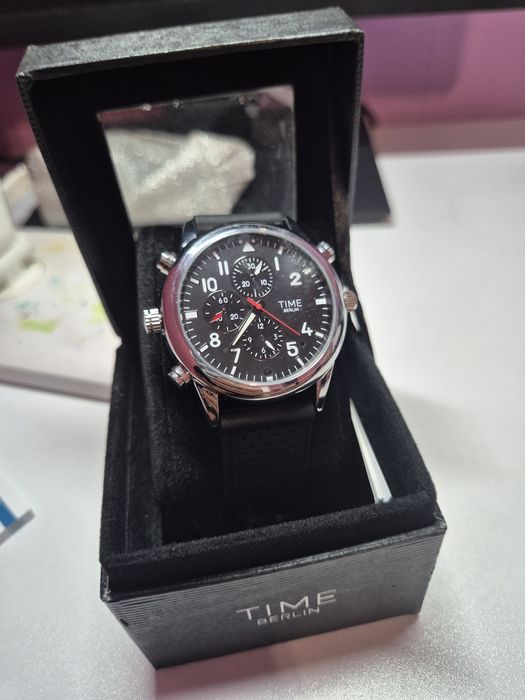 Луксозен и стилен Time Berlin 4GB, SD, часовник с мини камера и микроф