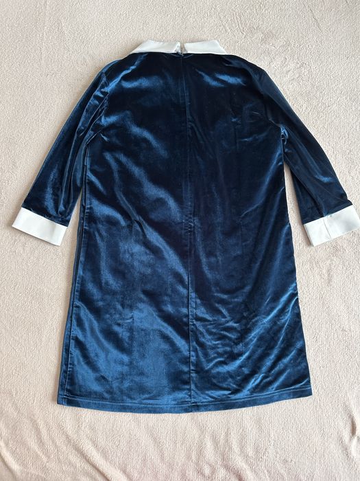 Рокля от тъмно синьо кадифе, с ефектен акцент от синци