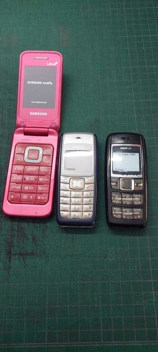 3 стари телефона – Samsung + 2 Nokia + зарядни