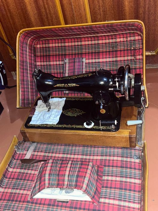 Продам Швейную Машинку
