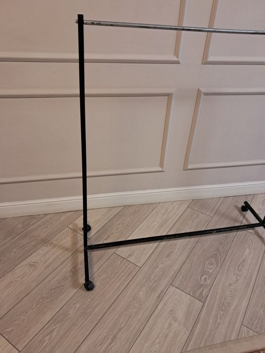 Напольная вешалка для одежды.
