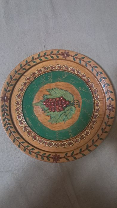 Farfurie si vaza din lemn sculptata cu vita de vie si struguri